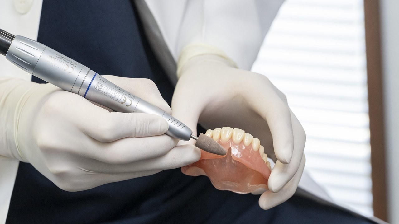 入れ歯専門歯科技工士の手で150時間 手間を惜しまぬ製作工程